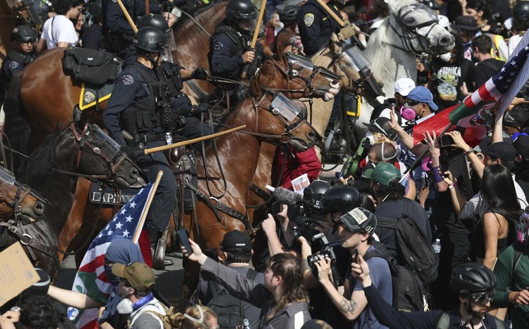Prefeita de Los Angeles afirma que 30 mil pessoas protestaram contra a política de Trump