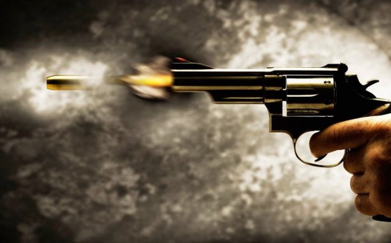 Sobrevivente de ataque a tiros em Irajá foi baleado no rosto, num joelho e no tórax e segue entubado