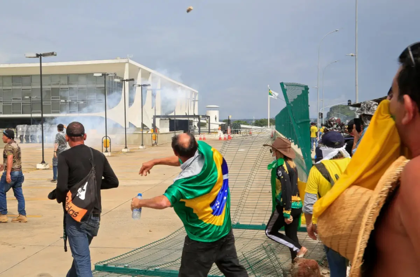 Quando abriram a porteira do inferno e de lá saiu essa gente esquisita de verde-amarelo