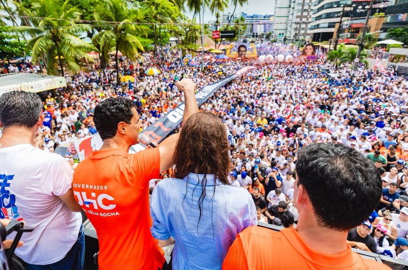 ”Basta de Calheiros em Alagoas, em 40 anos só entregaram mentiras”, diz JHC em ato na orla