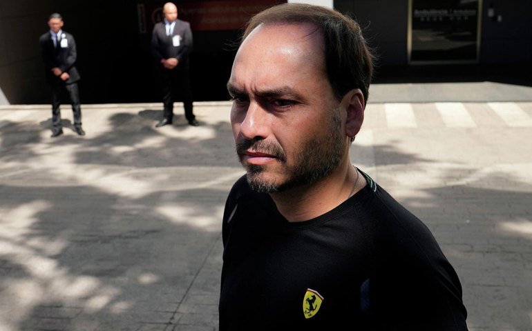 Investigação sobre 'rachadinha' envolvendo Carlos Bolsonaro é retomada pela Procuradoria do Rio