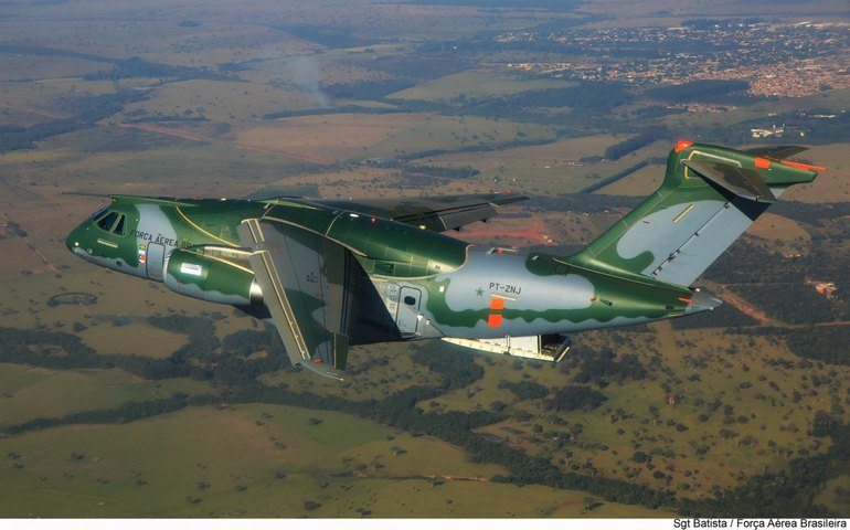 FAB intercepta e destrói aeronave suspeita de tráfico de drogas vinda da Venezuela