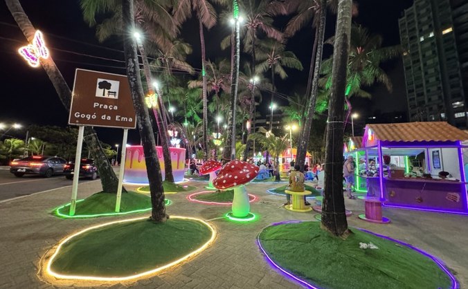 Espaço montado pela Prefeitura de Maceió funciona durante todo o mês das crianças com decoração temática de doces e sorvetes, brinquedos iluminados e área dedicada a crianças com deficiência