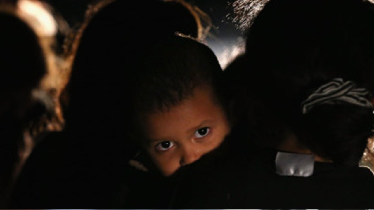Juíza determina que governo dos EUA solte menores imigrantes detidos