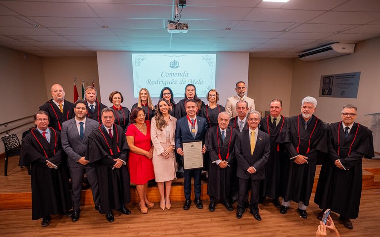 Governador Paulo Dantas é agraciado com a comenda Rodriguêz de Melo, do MPAL