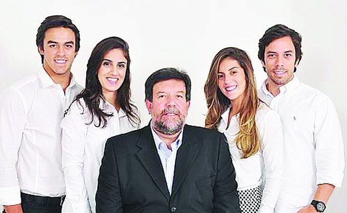 Luiz Vasconcelos: ladeado pela família marcou sua história no ramo empresarial
