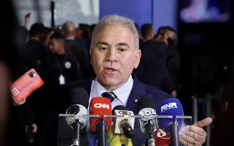 Ministro da Saúde, Marcelo Queiroga mostra dedo do meio a manifestantes em NY