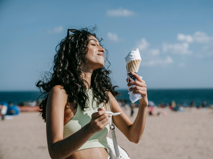 Sentiu choque nos dentes ao tomar sorvete? Entenda o que isso significa e quando procurar um dentista