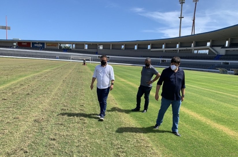 Selaj promove tratamento intensivo no gramado do Estádio Rei Pelé