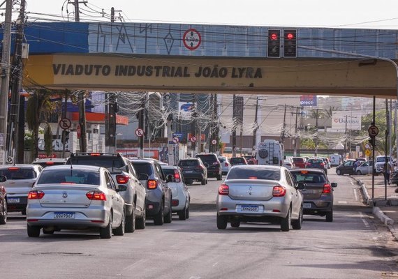 Obras de reparo asfáltico interditam novo trecho da Avenida Gustavo Paiva nesta segunda (10)