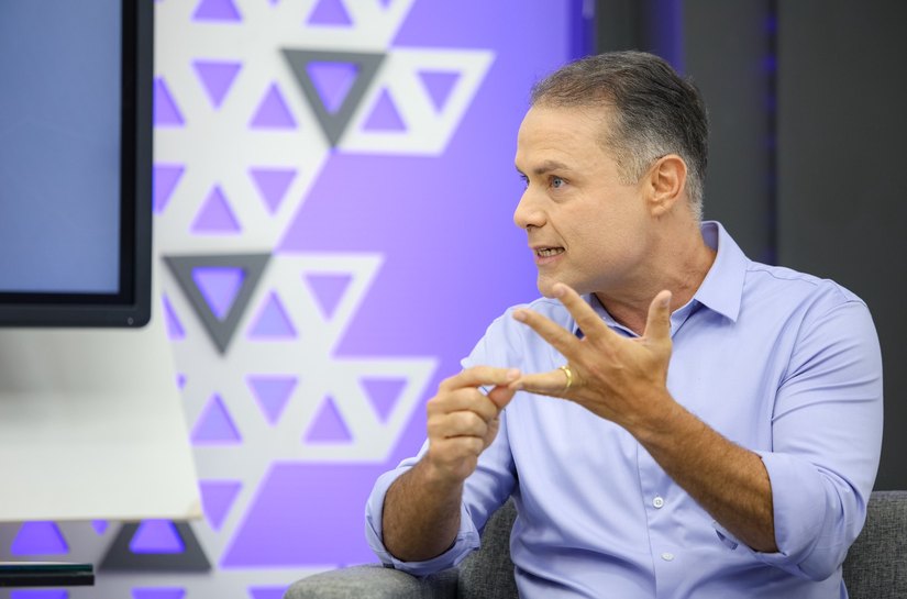 Em sabatina na TV Pajuçara, Renan Filho anuncia Cartão Escola 1000 e programa habitacional com recursos próprios