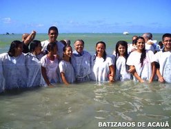 Novos membros de Acauã se batizaram na praia de Pajuçara
