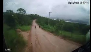 Micro-ônibus é perseguido por assaltantes durante emboscada em Sergipe; VÍDEO.jpg