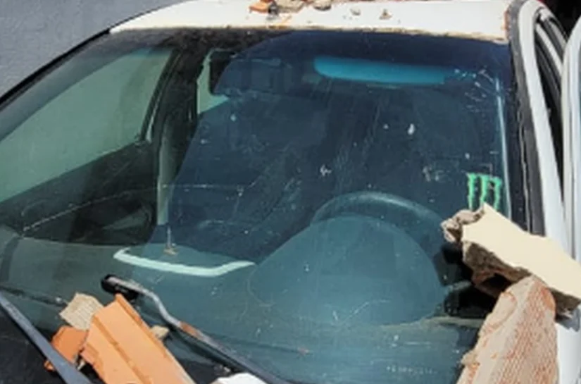 Jovem de 18 anos fica ferido após carro bater em muro em Marechal Deodoro