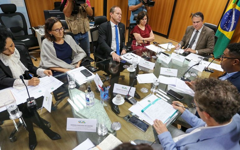 Governo estuda criar disque denúncia contra violência nas escolas