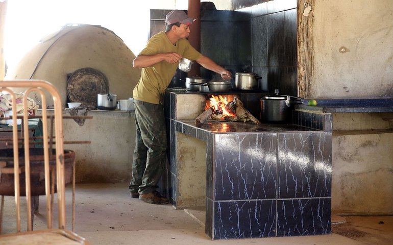 Com alta do gás e de alimentos, especialistas orientam como economizar