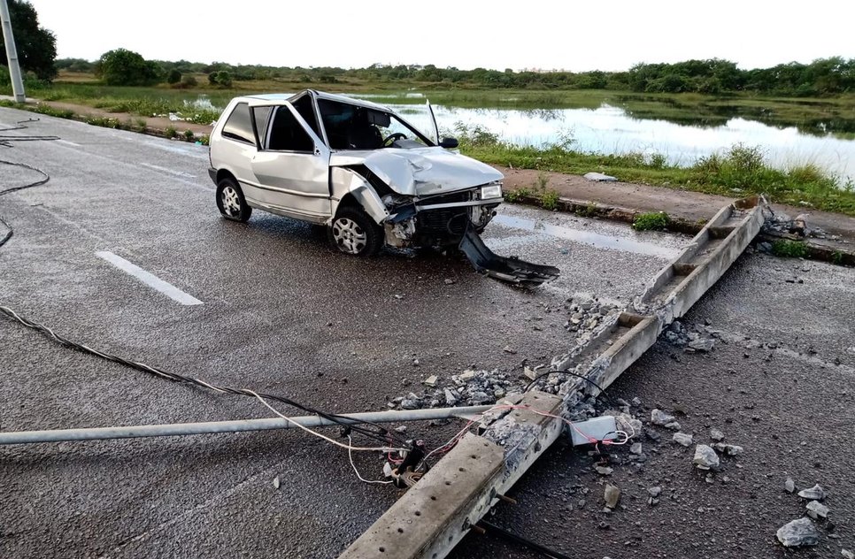 Veículo colide em um poste na Zona de Expansão