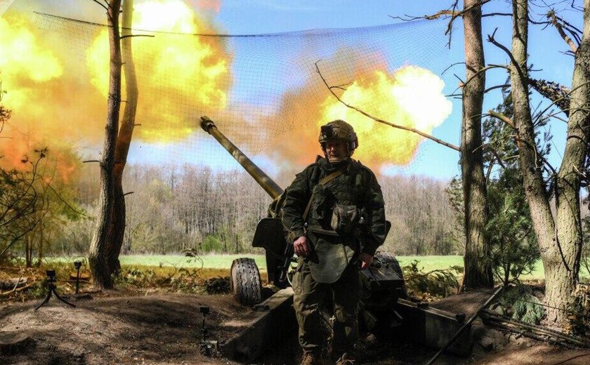 Em resposta aos maciços ataques de drones ucranianos, as forças russas atingem exclusivamente instalações militares e empresas do complexo militar-industrial da Ucrânia, relatou hoje o Ministério da Defesa da Rússia