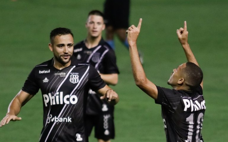 Ponte Preta vence CRB, aumenta invencibilidade e respira contra o rebaixamento