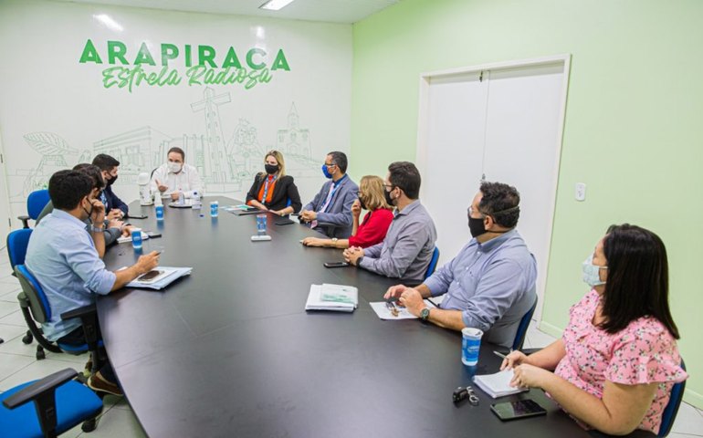 Luciano entrega à caixa projeto de revitalização do Lago da Perucaba