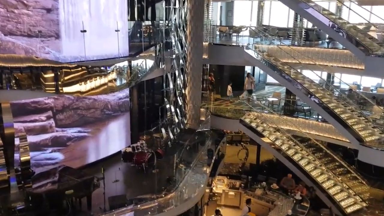 Escadarias de cristal Swarovski e shows de estrelas: navio de luxo inaugura temporada de cruzeiros no Rio