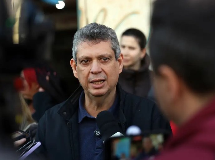 Macêdo diz que derrubada de decreto do IOF foi derrota do país