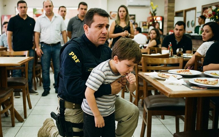 Policial rodoviário federal salva menino engasgado com pizza em restaurante de Itaboraí