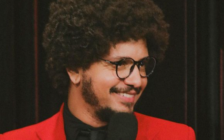 Humorista João Pimenta compra imóvel e relembra primeira casa: 'Sem guarda roupas, sem piso'