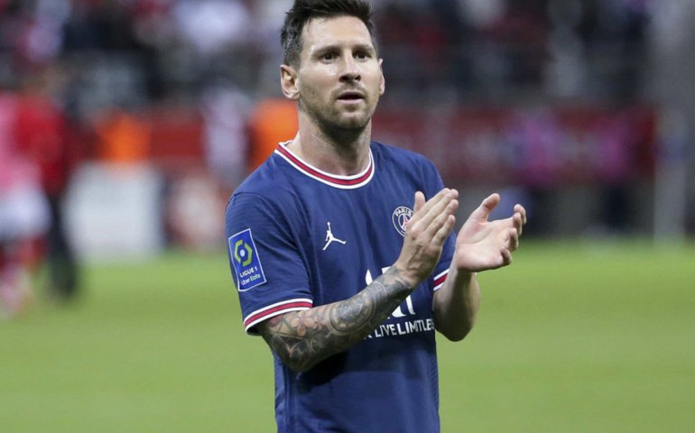 Messi vai renovar contrato com o Paris Saint-Germain, afirma jornal francês
