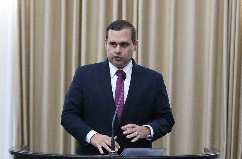 Fernando Pereira critica transferência do transporte escolar em Campo Alegre