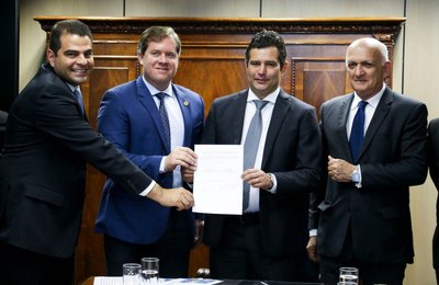 Maurício Quintella e Marx Beltrão assinam contrato de dragagem do Porto de Maceió