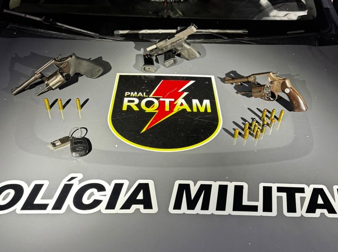 Três armas são apreendidas pela Rotam dentro de veículo em Maceió