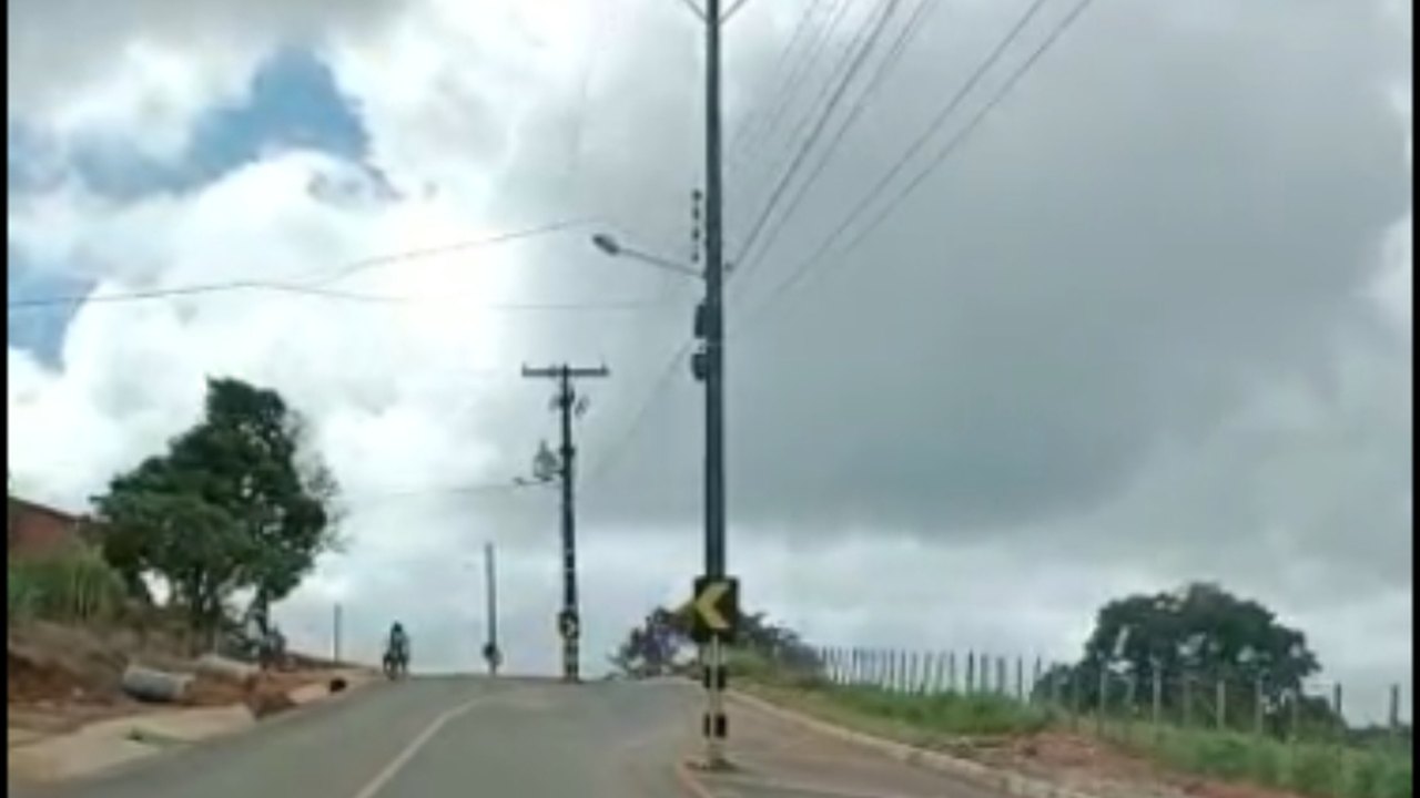 [VÍDEO] Nova estrada que liga Belém a Taquarana tem postes no meio da rodovia