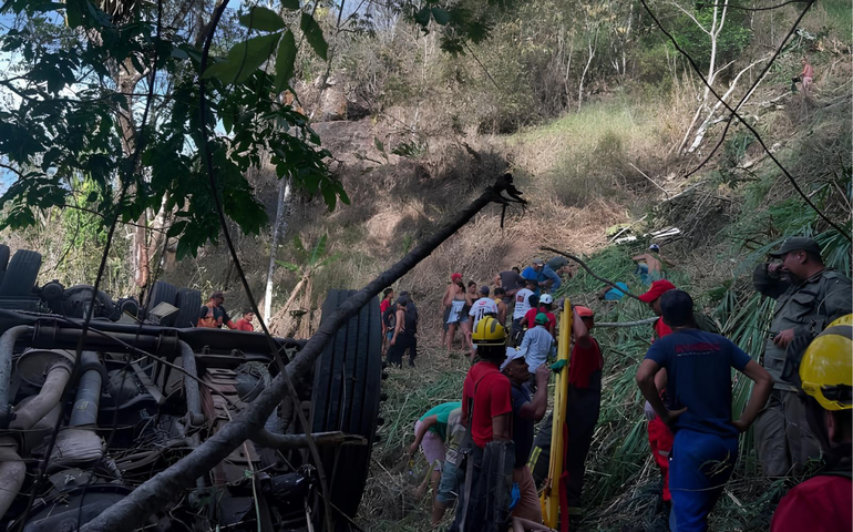 Corpo de Bombeiros retoma buscas em acidente com ônibus na Serra de Barriga