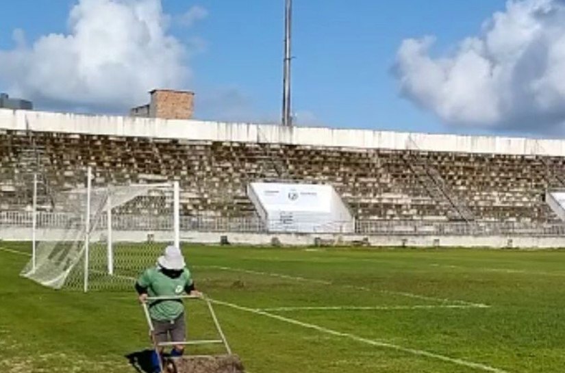 Prefeitura de Arapiraca faz melhorias no gramado do Coaracy da Mata