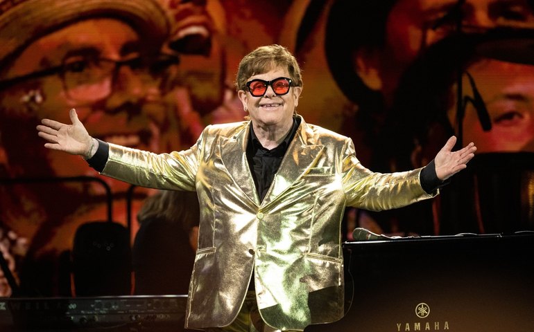 Infecção grave deixa Elton John com visão limitada em um dos olhos