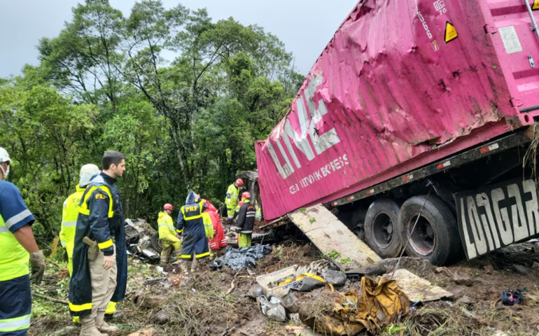 Acidente com equipe de remo de atletas adolescentes deixa 9 mortos no Paraná