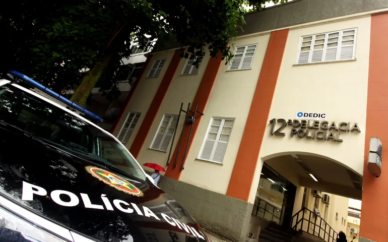 Polícia negocia por 30 minutos e prende homem após ataque a sobrinho e cárcere de mãe e irmã em Copacabana