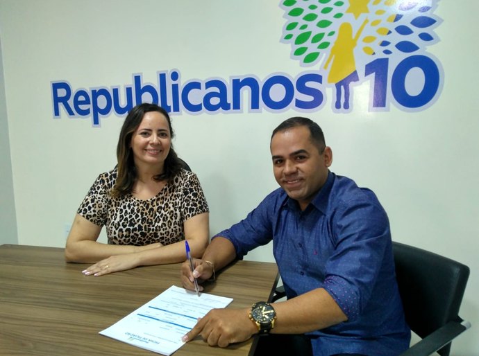 Fabiana Pessoa abona ficha de filiação de Neurício Costa ao Republicanos