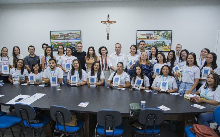 Prefeito entrega 30 novos tablets aos visitadores do Programa Criança Feliz de Arapiraca