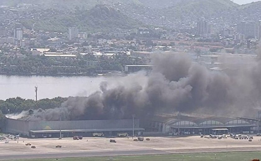 Incêndio atinge aeroporto do Galeão, no Rio