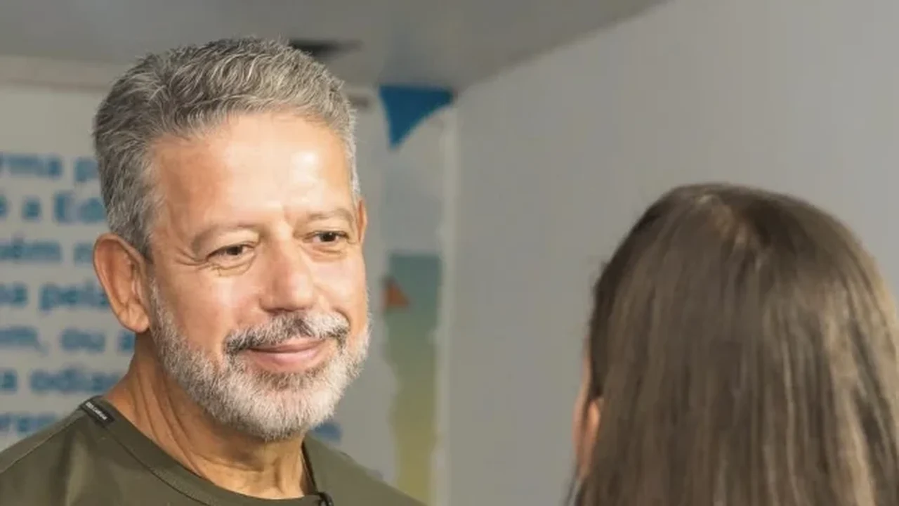 Arthur Lira vota em Flávio Bolsonaro e afirma que Brasil precisa de mudança