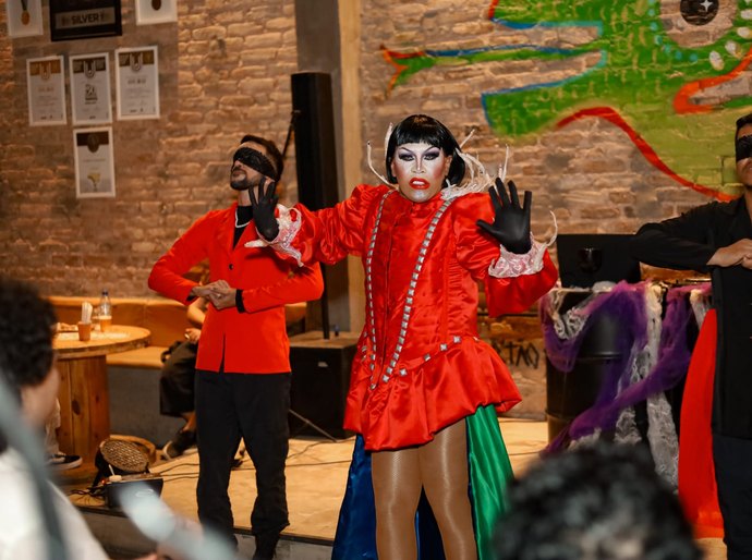 Drag Dinner Alagoas celebra divas pop em noite de glamour em Maceió