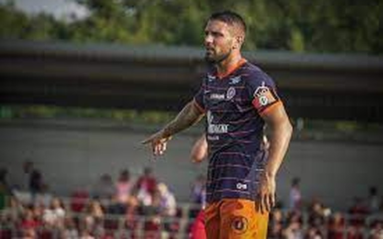 Atacante argelino desmaia sozinho em campo durante partida no Catar; veja vídeo