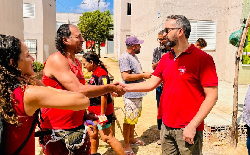 Candidato do PT, Basile ouve reclamações de moradores do Benedito Bentes sobre falta de serviços essenciais