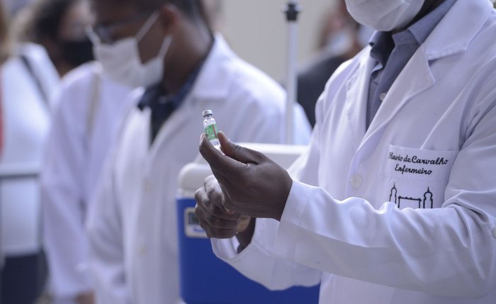Governo aumenta categorias nos grupos prioritários para vacina