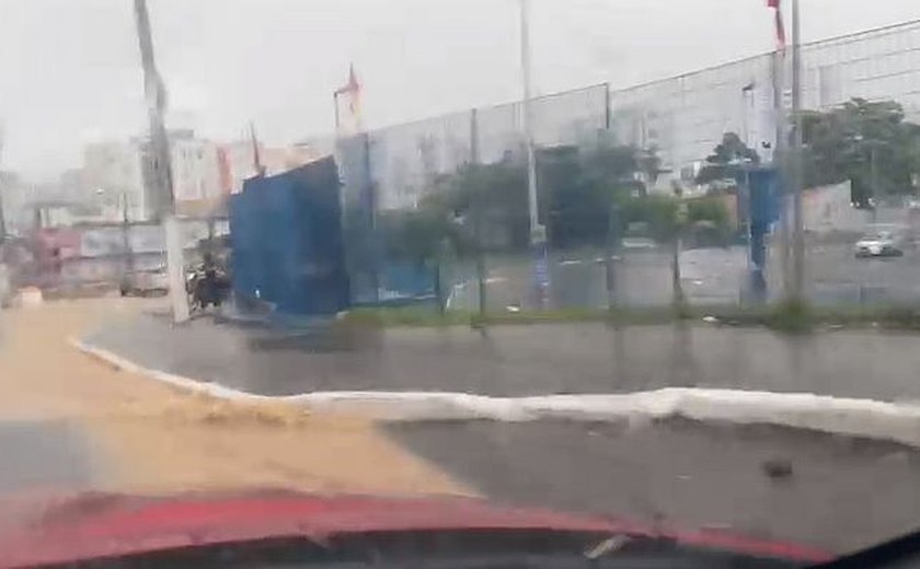 Lama invade pista da Avenida Governador Afrânio Lages