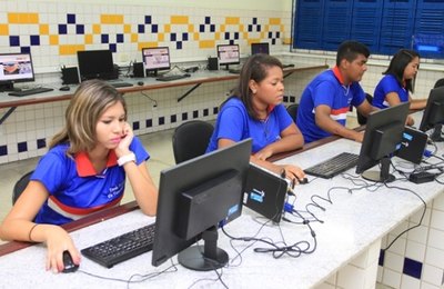 Governo transforma sonhos em realidade com investimentos em tecnologia nas escolas estaduais