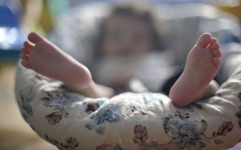 Bebê 'invisível': Menina nasce com doença rara que faz ossos 'desaparecerem' de seu corpo no Reino Unido