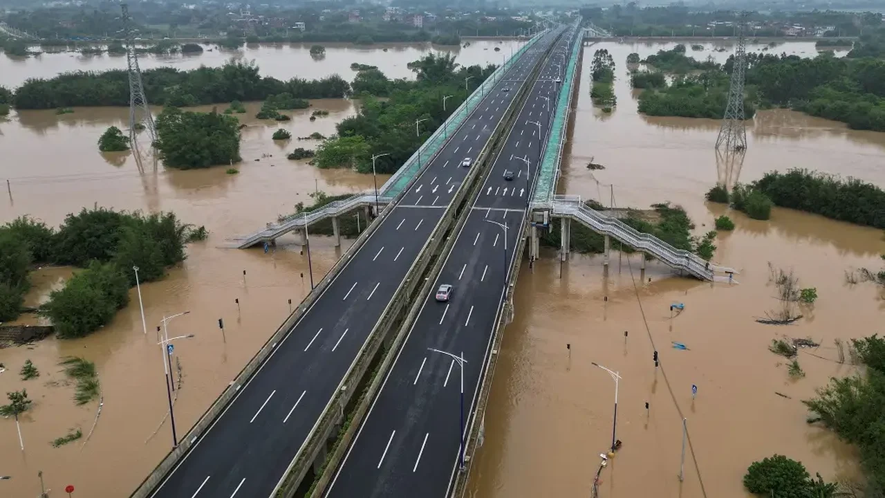 Cem mil pessoas fora de casa: China emite alerta máximo para mais chuvas após grandes inundações; veja fotos